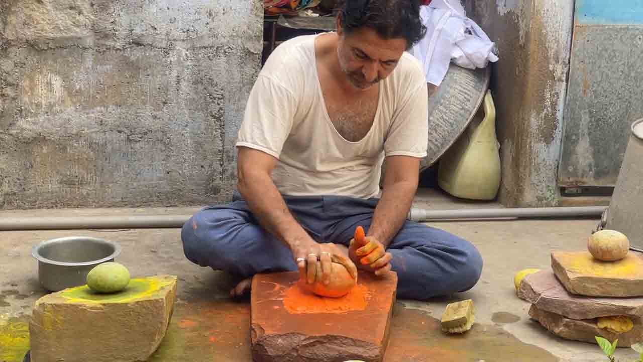 Making Rogan Paste by Ashish Kansara