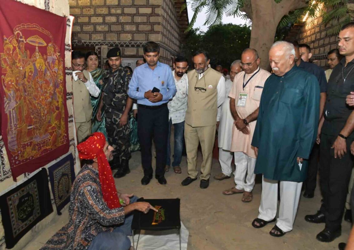 Mohan Bhagwat deeply impressed after observing Ashish Kansara's Rogan Art during his visit to the Vande Mataram Memorial